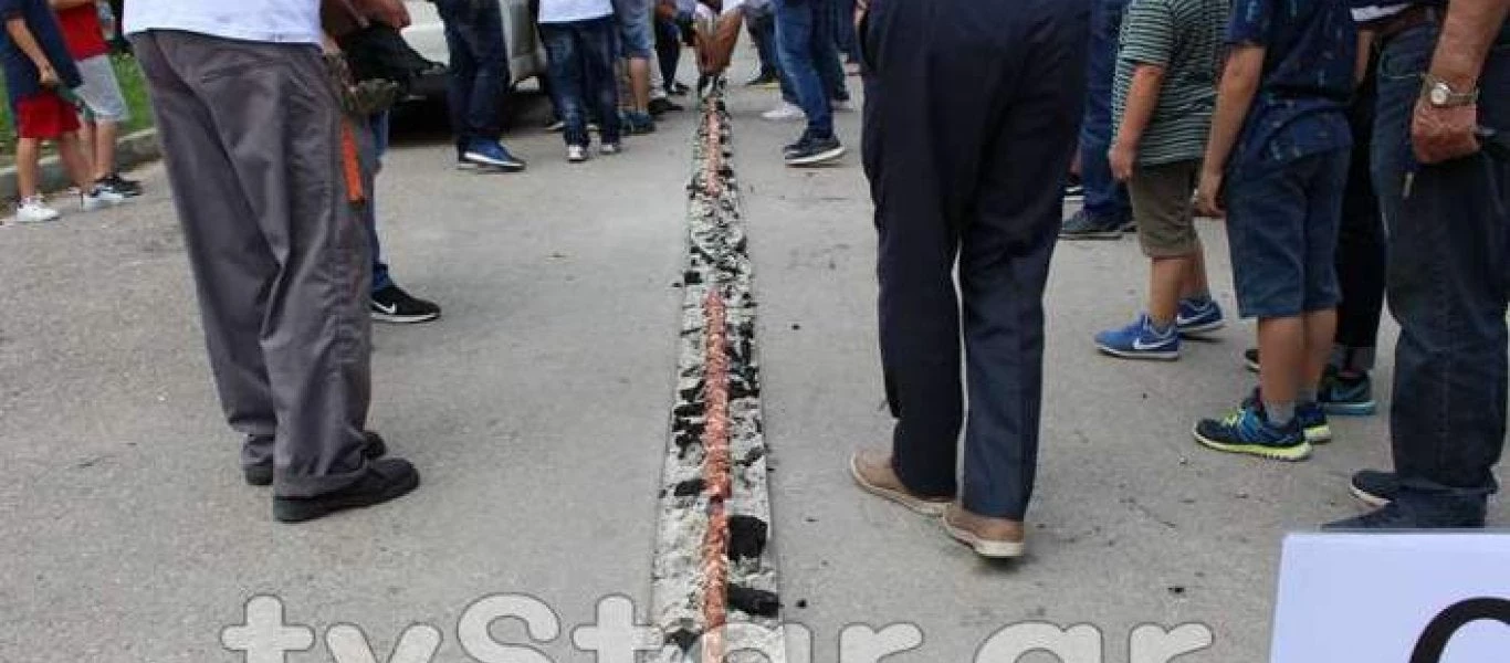 Ρεκόρ Γκίνες στη Λιβαδειά: Έψησαν σουβλάκι 201 μ. και 300 κιλών! (Εικόνες-Βίντεο)